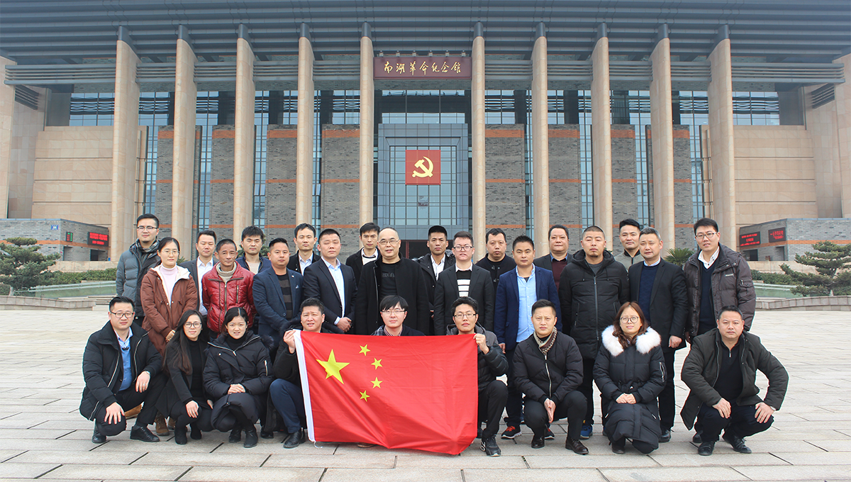 德萊寶首屆IOP合伙人嘉興南湖革命紀(jì)念館之行大合影.png
